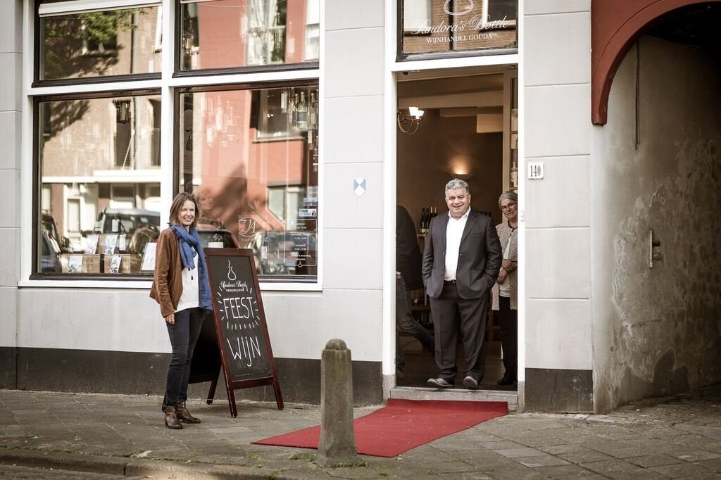 © Pandora's Bottle (2017) Marie van Château Vari op bezoek in onze winkel in Gouda. Ook op de foto Luigi van La Ciarliana en Doris van Weingut Meiser.
