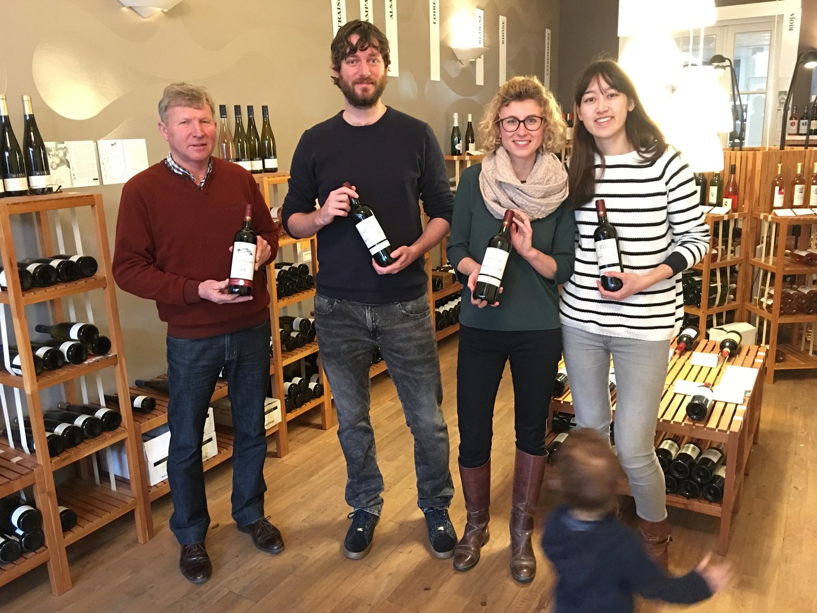 © Pandora's Bottle (2018) Vader Adrien en dochter Elise op bezoek in onze winkel.