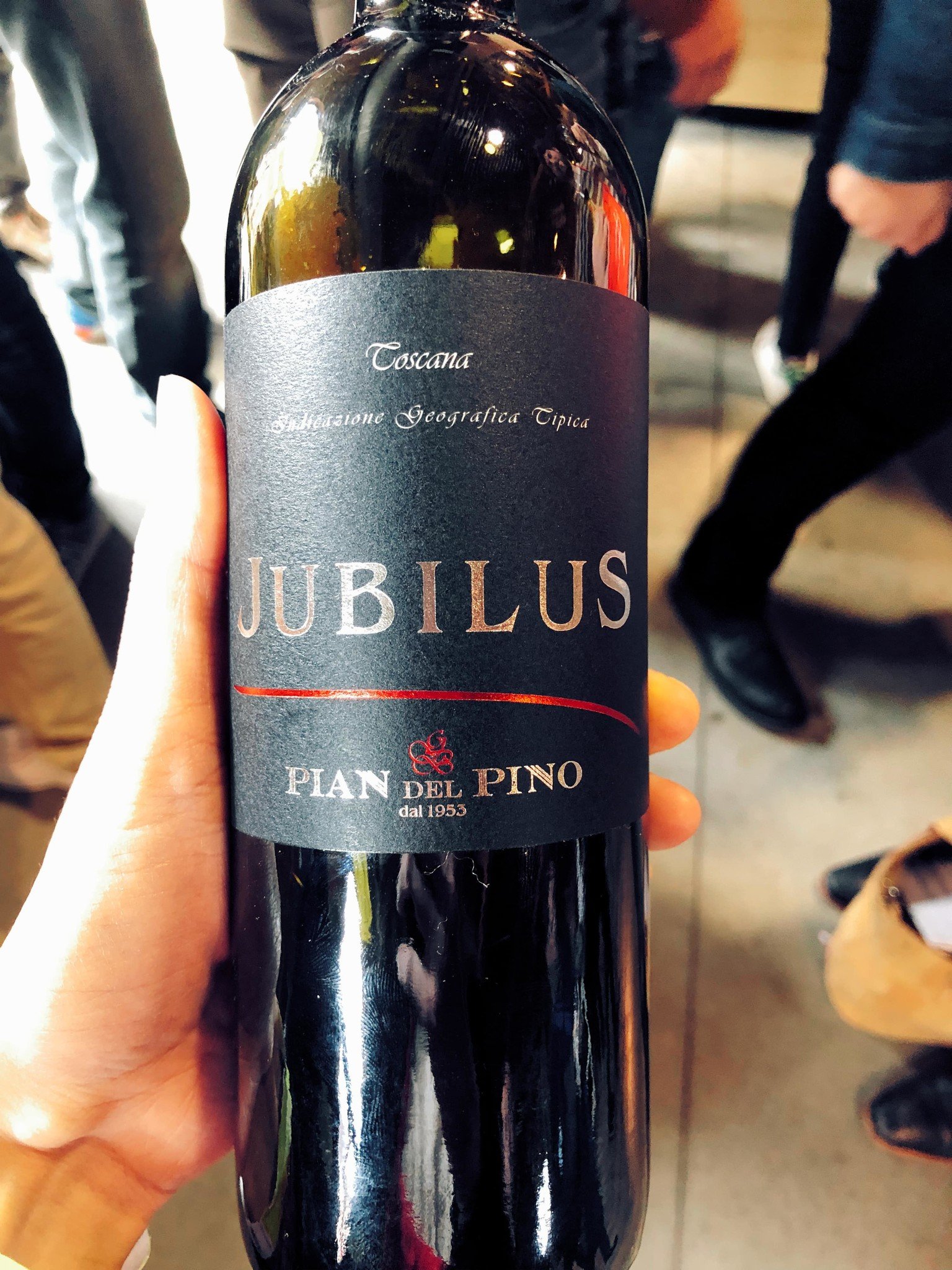 © Pandora's Bottle (2019) Ontdekking van de beste wijn van Pian del Pino bij de natuurwijn beurs Vini Veri in Cerea. Deze 2005 jaargang is fenomenaal. Deze natuurwijn heeft een verassend lang bewaarpotentieel.